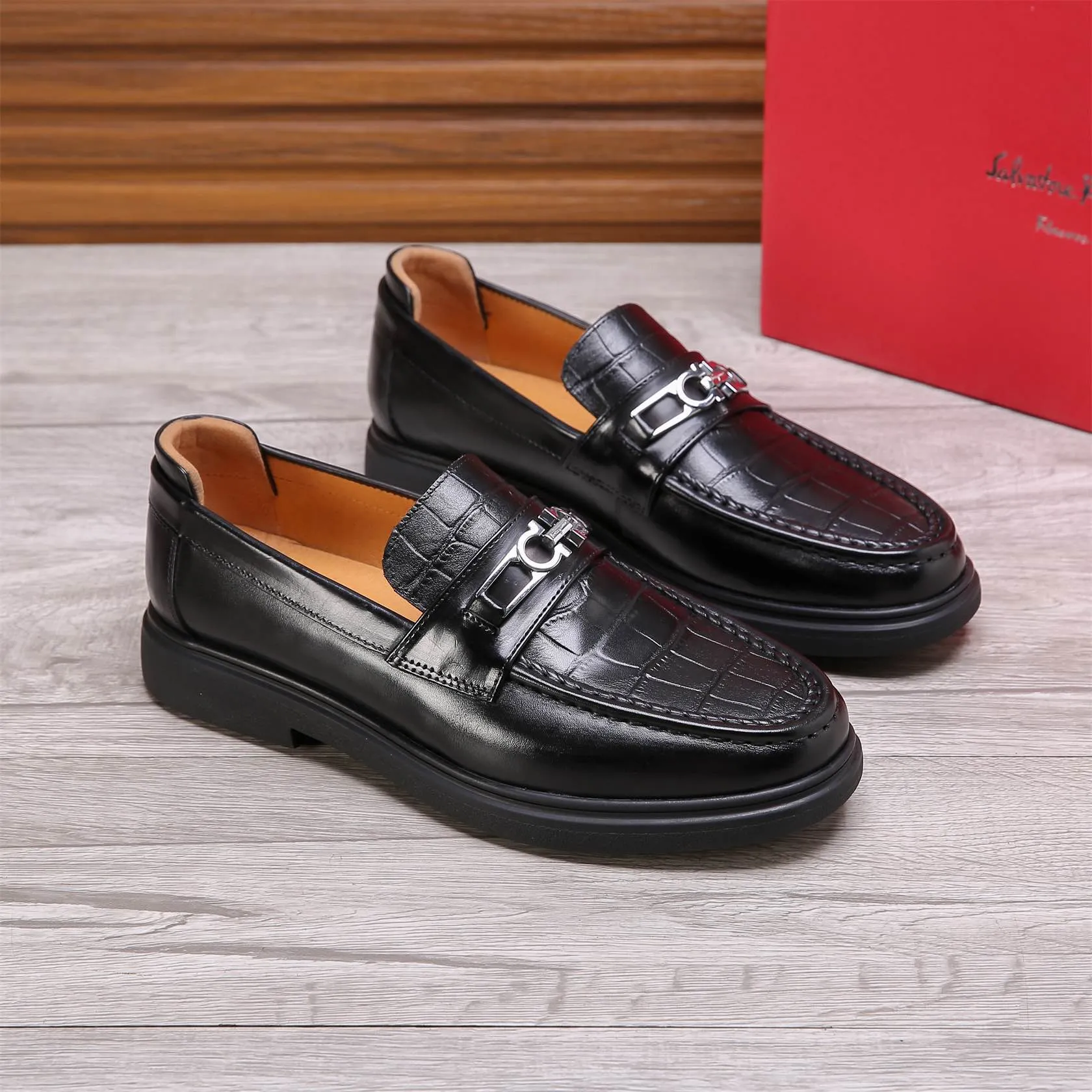 Men's shoes 💰460 🕷🕷🐂【Ferragamo】Ferragamo Popular fashionable casual shoes🇨🇳Official website counter 1:1 production, original mold opening💯Good quality visible, imported high-end first-layer waxed calfskin, water-dyed🐂leather lining🌿very clear texture, high-quality waterproof, non-slip and wear-resistant outsole🎋high quality and low price, truly handmade🍓Black optional! Code number 38-44 (45-46 customized)......